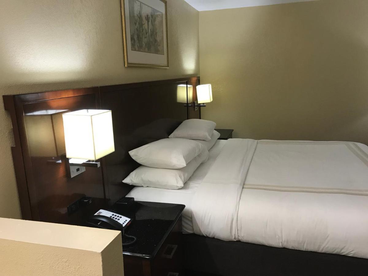 HOMETOWN INN & SUITES 2⋆ ::: TULSA, OK ::: COMPARE HOTEL RATES